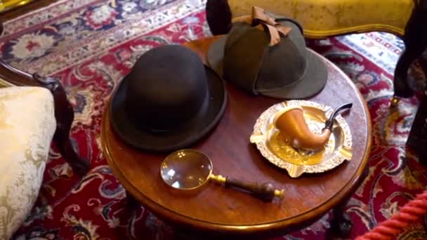 Vintage detailed interior with things. Action. Old apartment with vintage things and details preserved thanks to Museum. Sherlock Holmes apartment at 221b Baker street with all details — ストック動画