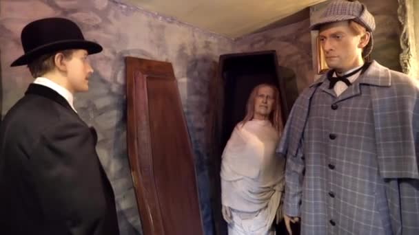 London, Britain-September, 2019: Wax figures in old clothes in Museum. Action. Vintage Museum with wax figures on concept of stories about Sherlock Holmes. Wax figures depicting scenes from Sherlock — ストック動画