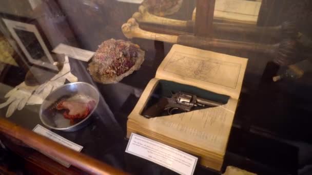 Antiquités et expositions dans les fenêtres du musée. L'action. Des choses anciennes derrière les fenêtres dans un petit immeuble. Musée dédié aux histoires de Sherlock Holmes — Video