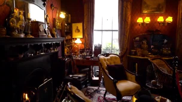 Ročník detailní interiér s věcmi. Akce. Starý byt s historickými věcmi a detaily zachovány díky muzeu. Sherlock Holmes byt na 221b Baker ulici se všemi detaily — Stock video