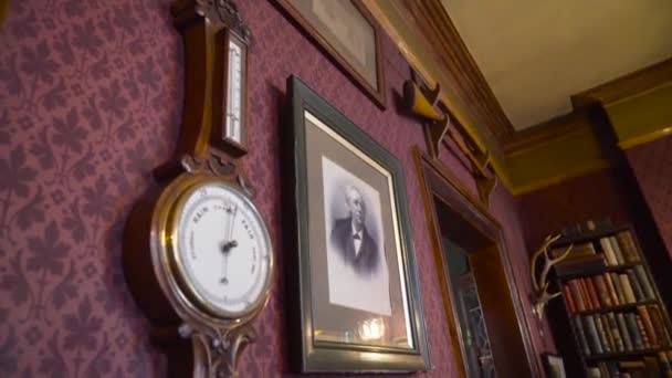 Vintage λεπτομερή εσωτερικό με τα πράγματα. Πάμε. Παλιό διαμέρισμα με vintage πράγματα και λεπτομέρειες διατηρούνται χάρη στο Μουσείο. Διαμέρισμα Σέρλοκ Χολμς στην οδό Μπέικερ 221β με όλες τις λεπτομέρειες — Αρχείο Βίντεο