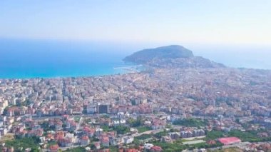 Kışın karlı yarış pistinde kayan bir spor arabanın yan görüntüsü. Görüntü. Karlı bir yolda yarış arabası sürmek, adrenalin ve tehlikeli spor konsepti..