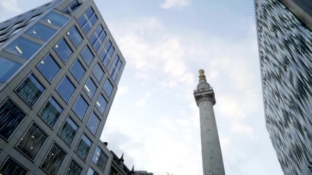 Monument på bakgrund av affärsbyggnader. Börja. Bottenvy över höga monument bland kontorsbyggnader i affärsdistrikt i staden — Stockvideo