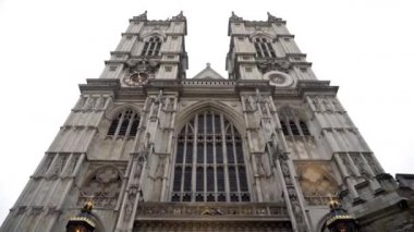 Bulutlu gökyüzünün arka planında iki kulesi olan katedral cephesi. Başla. Bulutlu havada gotik mimarisi olan güzel katedral binasının altından manzara