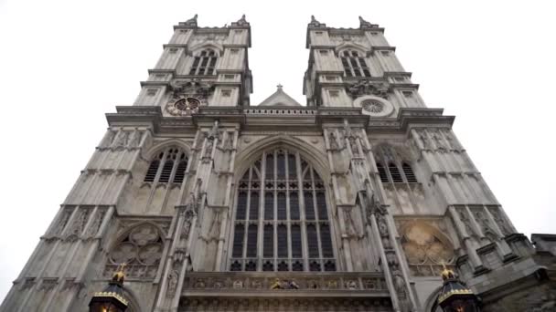 Fassade der Kathedrale mit zwei Türmen vor wolkenverhangenem Himmel. Aktion. Blick vom Boden des wunderschönen Kathedralengebäudes mit gotischer Architektur bei trübem Wetter — Stockvideo