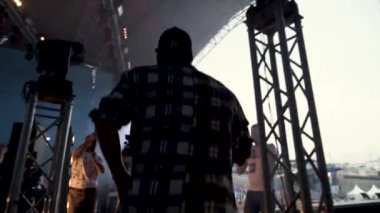 İngiltere - Londra, 09.01.2019: Rap müzik festivalinde hayranlarına el sallayan bir şarkıcının dikiz görüntüsü. Başla. Konserden önce genç adam..