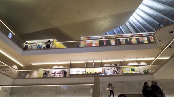 Angleterre - Londres, 11.10.2019 : Visiteurs du musée d'art moderne, vue du bas. L'action. Les gens marchent dans la galerie d'art . — Video