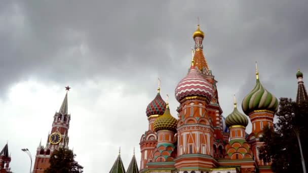 Russland, moskau-september 2019: roter platz mit basilikum-kathedrale vor wolkenlosem himmel. Aktion. schöne und helle Architektur des Moskauer Kreml mit Turm und Tempel — Stockvideo