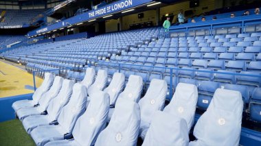 Londra, İngiltere-Eylül 2019: Ön sıradaki boş mavi stantların görüntüsü. Başla. Futbol stadyumundaki ilk koltuklar Vip People 'ın. Futbola yakın pahalı yerlerdeki rahat sandalyeler. 