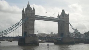 Londra, İngiltere-Eylül 2019: Gökyüzünün arka planındaki eski kule köprüsünün güzel manzarası. Başla. Londra 'da iki ikiz kulesi olan güzel tarihi asma köprü.