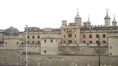Gökyüzü arka planında eski bir mimari gri taş kale. Başla. Eski güzel kale binası turistler için tarihi bir dönüm noktasıdır.