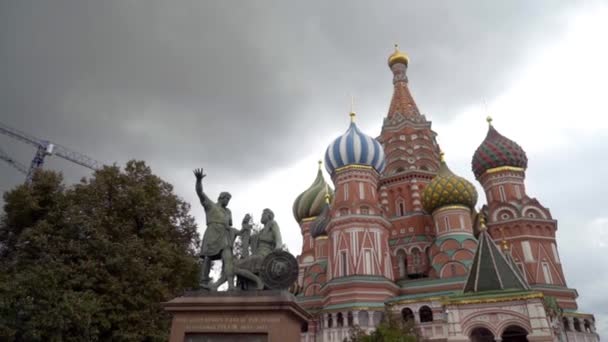 Russia, Moscow-September, 2019: Red square with St. Basils Cathedral on background of cloudy sky. Action. Beautiful and bright architecture of Moscow Kremlin with tower and temple — Stock Video