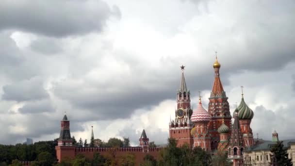 Rusia, Moscú-septiembre de 2019: Plaza Roja con la Catedral de San Basilio sobre el fondo del cielo nublado. Acción. Hermosa y luminosa arquitectura del Kremlin de Moscú con torre y templo — Vídeo de stock