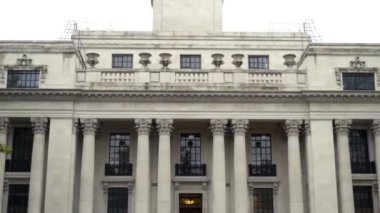 Bulutlu gökyüzünün arka planında şehrin eski mimari binasının alt manzarası. Başla. Eski Beyaz Saray ofisi ve güzel mimarisi olan konsey cephesi.