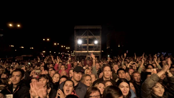 西班牙巴塞罗那- 09.29.2019：人们欣赏音乐会，开心的人笑着，拍照和录像，晚上在户外欢呼。 行动。 音乐节上有很多人参加. — 图库照片