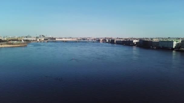 Helder uitzicht vanuit de lucht op de rivier de Neva, Sint-Petersburg, Rusland op zonnige dag. Voorraadbeelden. Neva rivier met bruggen en dijk, historisch centrum, — Stockvideo