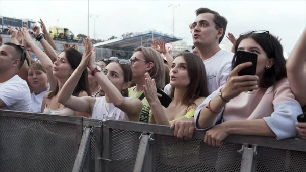 Nyon, Švýcarsko - 10.25.2019: Skupina mladých lidí si užívá outdoorového hudebního festivalu. Akce. Obecenstvo jásání a zpěv spolu během koncertu. — Stock fotografie