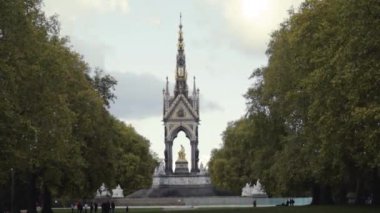 Londra, İngiltere-Eylül 2019: Prens Albert 'a Şapel. Başla. Park 'ın en güzel cazibesi Prince' in anısına yapılan en büyük sanat eseridir. Altın heykeli ve bir sürü heykeli olan Albert anıtı.