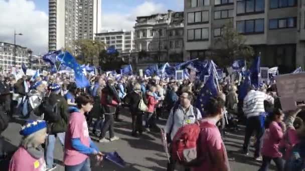 ロンドン、英国- 9月、 2019:欧州連合(EU)の敵とデモに参加している人々。行動だ人々はブレグジットをキャンセルすることについての政治的抗議で道を行進する。EuとUkの旗 — ストック動画