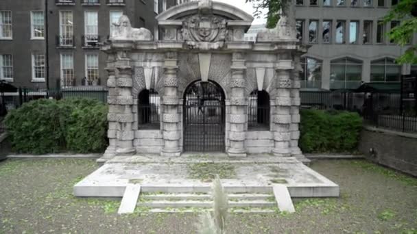 Victoria Jardines en bancarrota con puertas. Acción. Hermosa puerta antigua con detalles y esculturas de piedra blanca en el centro de la ciudad europea — Vídeos de Stock