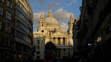 Londra, İngiltere-Eylül 2019: St Paul Katedrali 'nin arka planında yürüyen turistler. Başla. Avrupa 'nın güzel mimarisi tarihi ortaçağ katedrali ile