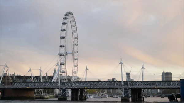 Belle vue sur le front de mer avec roue Ferris sur fond de ciel couchant. L'action. Grande roue est situé sur le front de mer de la rivière du port sur fond de ciel couchant — Photo