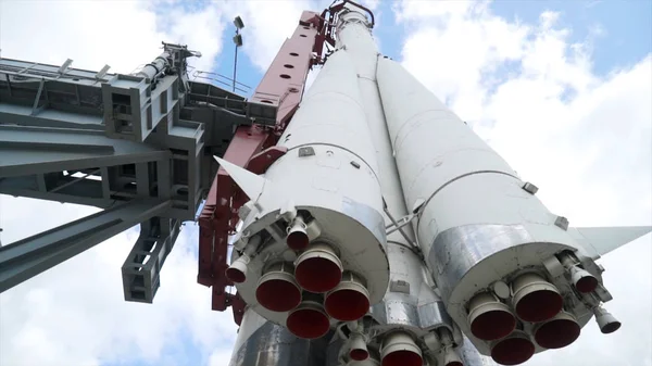 Vue du fond de fusée sur fond de ciel. L'action. Monument réaliste de la fusée Vostok blanche avec des buses s'élevant jusqu'au ciel bleu — Photo