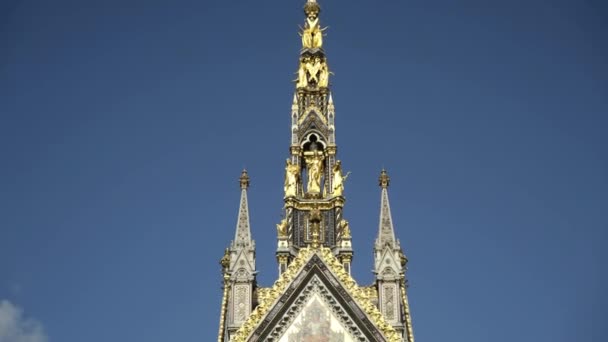 Chapel to Prince albert. Action. Most beautiful attraction of Park is memorial to Prince with details of highest art. Albert memorial chapel with gold statue and many fine details — Stock Video