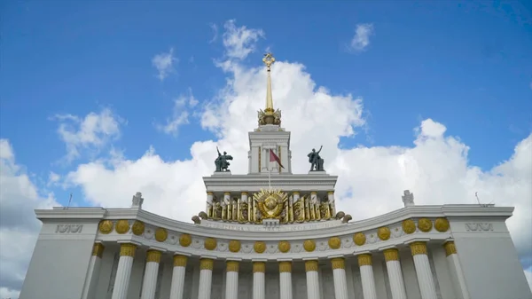 Prachtig architectonisch gebouw met zuilengalerij in Russische stijl. Actie. Monumentale gebouw van witte steen met beelden en colonnade in stijl van de Russische architectuur — Stockfoto