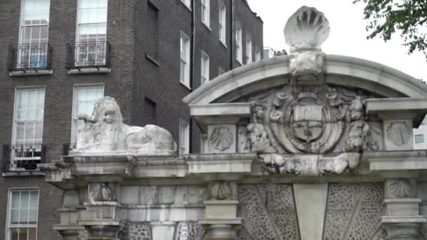 Jardins Victoria Embankment com portões. Acção. Porta antiga bonita com detalhes e esculturas de pedra branca no centro da cidade europeia — Vídeo de Stock