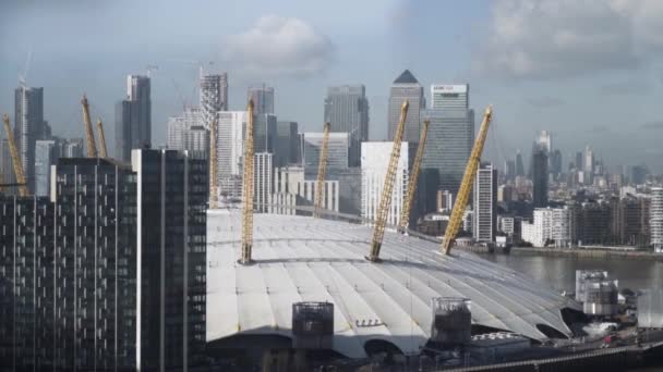 Vista desde el río Támesis sobre la cúpula del milenio en Londres sobre un fondo nublado. Acción. Londres, Reino Unido, rascacielos altos de la ciudad, concepto de arquitectura . — Vídeo de stock