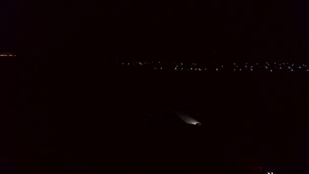 Légi magányos éjszakai közlekedési lámpák sötét úton, kaland koncepció. Készletfelvétel. Top kilátás az autó felé halad a város közúti lámpák teljes sötétségben. — Stock videók