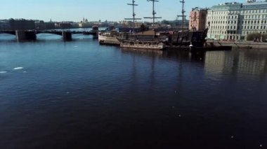 Neva nehri, St. Petersburg, Rusya 'da demirlemiş eski bir fırkateynin hava manzarası. Stok görüntüleri. Şehrin nefes kesici panoramik manzarası, köprüsü ve seti.