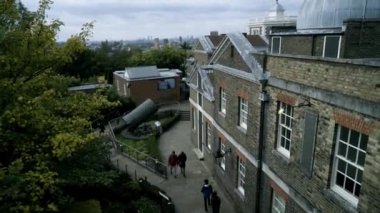 Şehirde Avrupa mimarisi olan eski evler. Başla. Koyu tuğladan yapılmış antik mimarisi olan Avrupa evleri. Avrupa şehirlerinin eski mimarisi turistleri cezbediyor