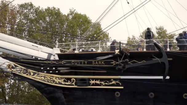 Лондон, Велика Британія-вересень 2019: Старий корабель з групою туристів. Почали. Стародавній великий корабель, збудований під музеєм для туристів. Чудовий старий корабель приваблює туристів. — стокове відео