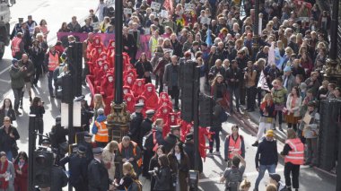 Londra, İngiltere - Ekim 2019: Londra 'da gösteriler. Başla. Londra, İngiltere ve Uk 'taki İklim Eylemcileri Soykırım İsyanı sırasında