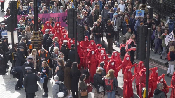Londres, Inglaterra - outubro de 2019: Demonstrações em Londres. Acção. Ativistas do clima durante a manifestação da Rebelião de Extinção em Londres, Inglaterra, Reino Unido — Fotografia de Stock