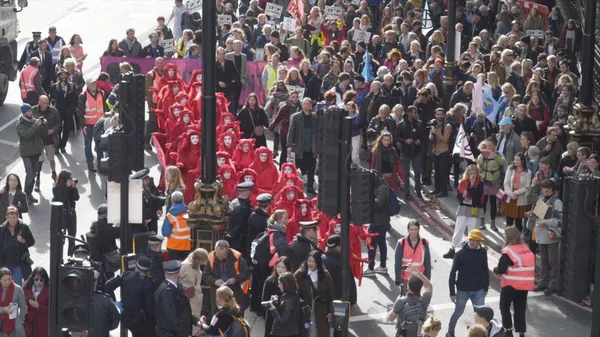 Londyn, Anglia - październik, 2019: Demonstracje w Londynie. Akcja. Aktywiści klimatyczni podczas demonstracji rebelii zagłady w Londynie, Anglii, Wielkiej Brytanii — Zdjęcie stockowe