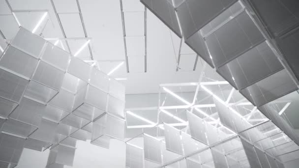 Λευκό δωμάτιο με έντονο φως και ανασταλμένες εγκαταστάσεις. Πάμε. Λευκό δωμάτιο με ασυνήθιστο ανασταλεί εγκαταστάσεις και καθρέφτες φωτίζεται από φωτεινό φωτισμό στο Μουσείο της σύγχρονης τέχνης — Αρχείο Βίντεο