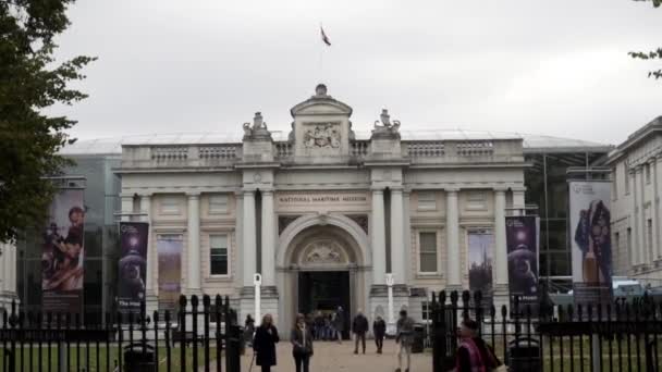 London, Storbritannien-september 2019: Fasad av gamla byggnaden av National Museum i Europa med turister. Börja. Turister som kommer ut ur den arkitektoniska byggnaden av National Museum — Stockvideo