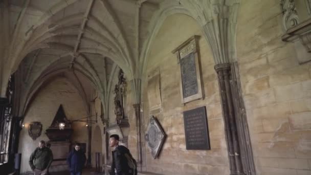 Londres, Grã-Bretanha-setembro de 2019: Interior do castelo de pedra medieval com turistas. Acção. Paredes de pedra dentro do castelo medieval com sinais e turistas. Turistas visitam castelo antigo com longa história — Vídeo de Stock