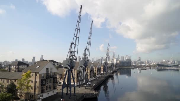 Panorama van de haven kanaal met dijk en dokken. Actie. Mooie havenkanaal met dokken op de achtergrond van de Europese stad en blauwe lucht — Stockvideo