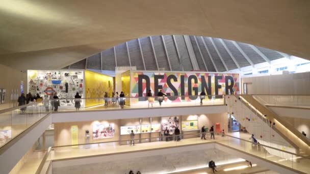 London, Britain-September, 2019: Inside modern Museum of design and art with people. Acción. Hermosa arquitectura interior del Museo de diseño moderno y arte — Vídeos de Stock