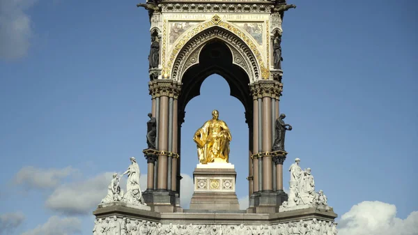 Kapel aan prins Albert. Actie. De mooiste attractie van het park is het gedenkteken voor Prins met details van de hoogste kunst. Albert gedenkkapel met gouden standbeeld en vele fijne details — Stockfoto