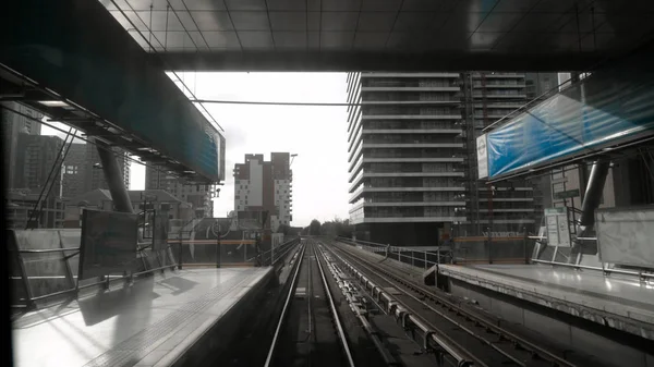 Koleje Skytrain v obchodní čtvrti Metropolis. Akce. Skytrain ve velkém městě s mrakodrapy za oblačného počasí. Mrakodrap míjí mrakodrapy s ponurou atmosférou. Gotham city — Stock fotografie