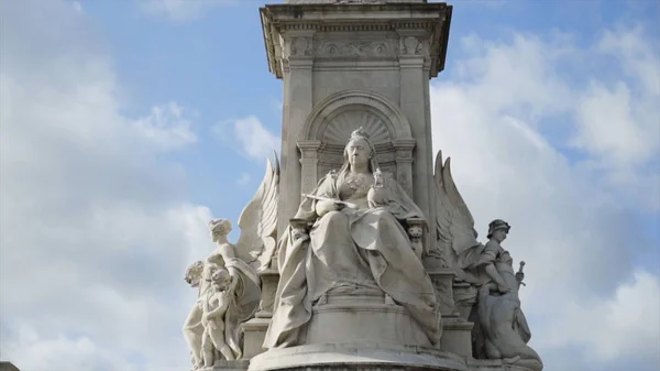 Victoria Memorial En el Palacio de Buckingham sobre fondo azul de nubes. Acción. Queen Victoria Memorial frente al Palacio de Buckingham en Londres, Inglaterra —  Fotos de Stock