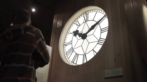 Londres, Grã-Bretanha-setembro de 2019: Relógio de chão vintage no Museu. Acção. Velho relógio grande com belos mostradores estão atrás da janela no Museu. Museu de relógios antigos — Fotografia de Stock