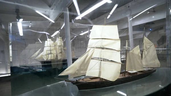 Modelos de navios antigos em Museum Windows. Acção. Museu Marítimo Nacional com pequenos modelos de grandes navios antigos em caixas de vidro iluminado — Fotografia de Stock