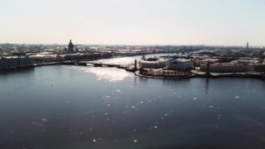 Saint Petersburg 'daki Neva nehrinin nefes kesen havadan manzarası mavi gökyüzü arka planında muhteşem köprüler ve mimari konseptiyle kesişiyor. Stok görüntüleri. Rus tarihi şehri.