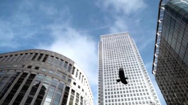 Londra, İngiltere-Eylül 2019: Mavi gökyüzü arka planında gökdelenleri olan iş bölgesinin alt manzarası. Başla. İş merkezleri olan ofis gökdelenlerinin güzel modern mimarisi